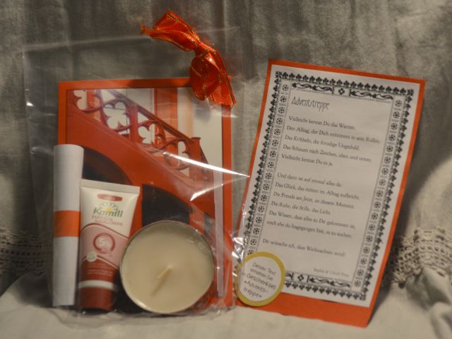 Geschenkig verpackte Faltkarte mit weihnachtlichem Treppenmotiv, dazu ein Maxi-Teelicht, ein weihnachtlicher Badezusatz (oder eine Handcreme) und ein besinnlicher Text.