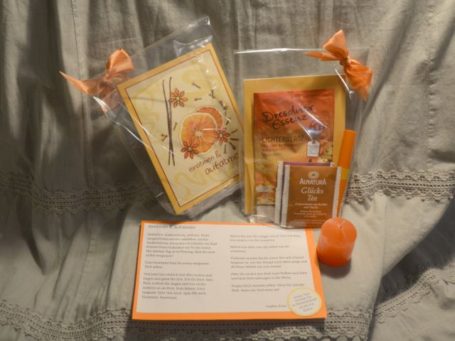 Geschenkig verpackte Faltkarte mit Gewürzmotiven, dazu Kerze, Teebeutel, Badezusatz und Meditationstext