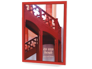 Ansicht der Klappkarte: Eine rote Holztreppe mit gotischem Geländer in einer Kirche. Licht fällt durchs Fenster. Unter der Treppe steht die Aufschrift.