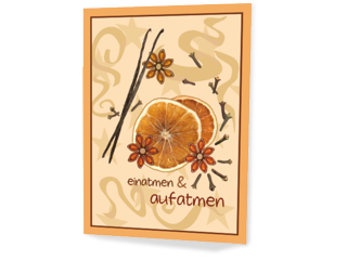 Auf der Klappkarte findet sich vor einem cremefarbenen Hintergrund ein luftiges Arrangement von Nelken, getrockneten Orangen, Sternanis und Vanille. Darunter steht der Text.