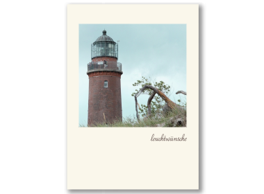 Foto-Postkarte: Ein Leuchtturm über der Ostsee-Küste vor einem stürmischen Himmel.