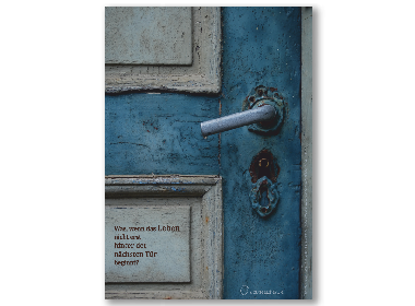 Ansicht des Posters: Eine blaue Tür an einem alten Haus. Auf der unteren Holzplatte steht der Text.