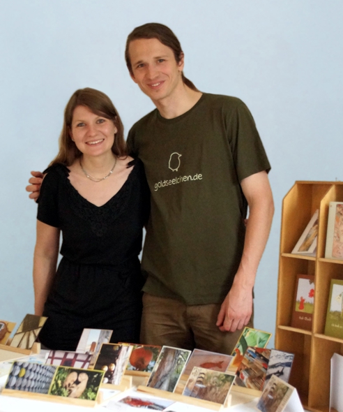 Sophie und Ulrich Fries am Marktstand mit den Goldseelchen-Karten